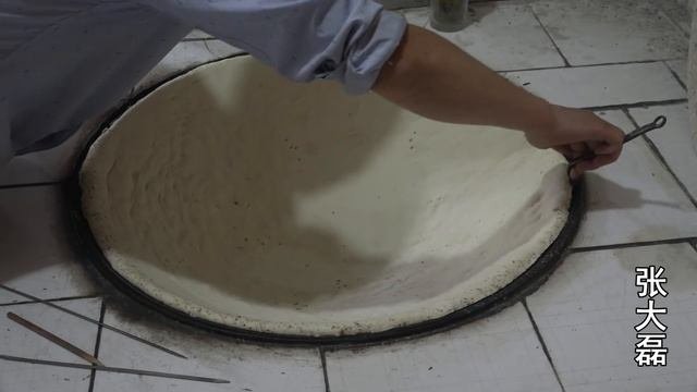 河南大爷卖传统锅盔60年，一个直径有一米，不愧玩了一辈子的面