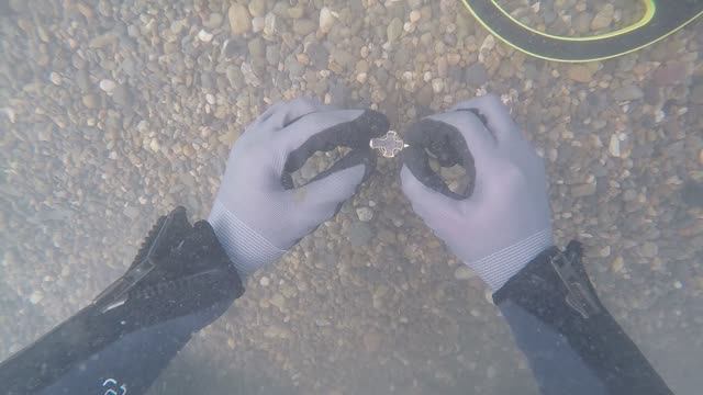 Подводный коп с Minelab Excalibur 2. Нашел на пляже браслет, крестик, серьгу и монеты!
