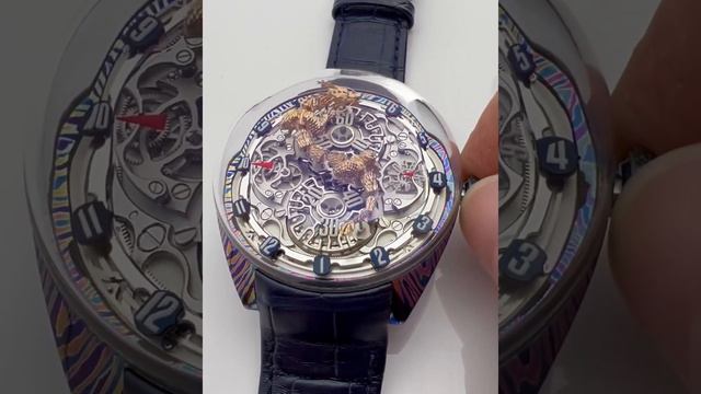Швейцарский бренд Genus создает часы, в которых вместо стрелок «ползает» золотой дракон.