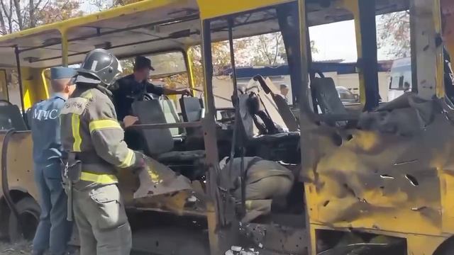 Пассажирский автобус попавший под обстрел в Донецке.