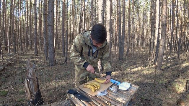 ДОМИК НА ДЕРЕВЕ. СДЕЛАЛ ЛЕЖАК И ДОДЕЛАЛ КРЫШУ. ДЕСЕРТ ИЗ БАНАНОВ НА КОСТРЕ.
