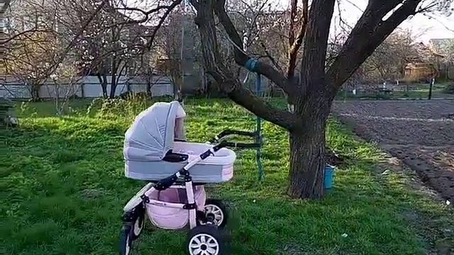 Папа гуляет с ребенком