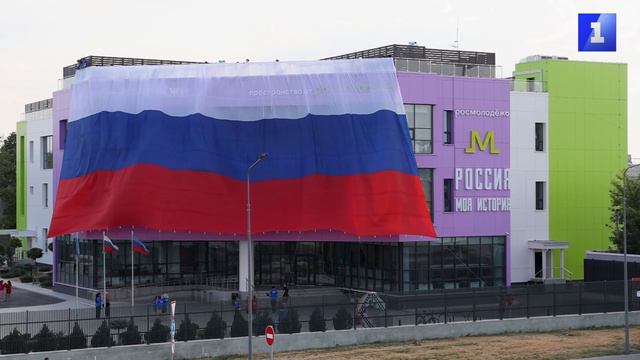 50-метровый флаг России развернули на Доме молодёжи в Луганске