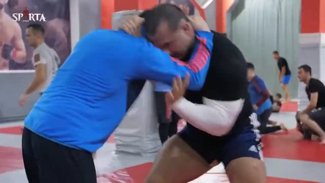 Как прохожит подготовка большого парня в клубе Честь и Мужество