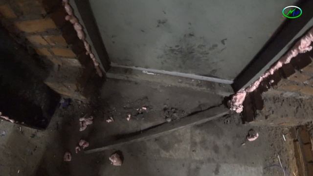 Пеню щели, заделываю дыры | Ремонт в новом помещении