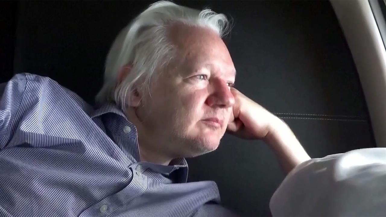Основатель WikiLeaks Джулиан Ассанж воссоединился с семьей в Австралии