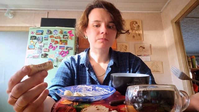 Mukbang - Обед: Пельмени со сметаной и огурцом.