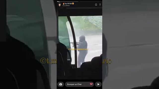 Видеозапис на нападение срещу затворнически микробус на пункт за плащане на такси в Инкарвил, Франци