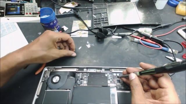 2020 Apple 13 MacBook Air A2179 wont turns on liquid damaged