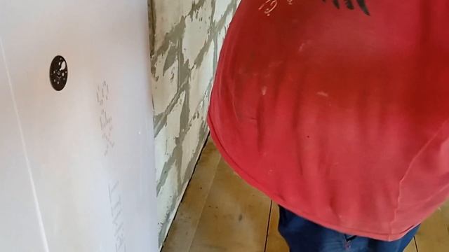 Клеем пенопласт на стены