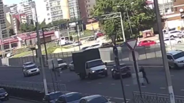ДТП по улице Крынина попало на видео камеры наблюдения.