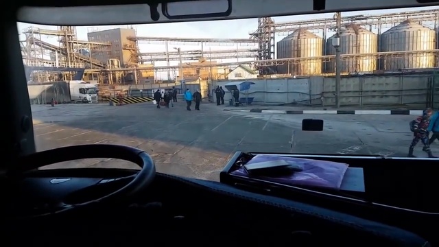 Псих парковщик, колем лёд паромом