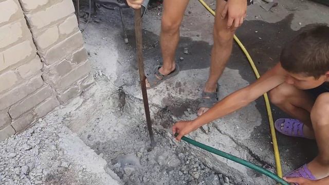 10 июля 2018 г. Строим гараж. Засыпка подушки фундамента.