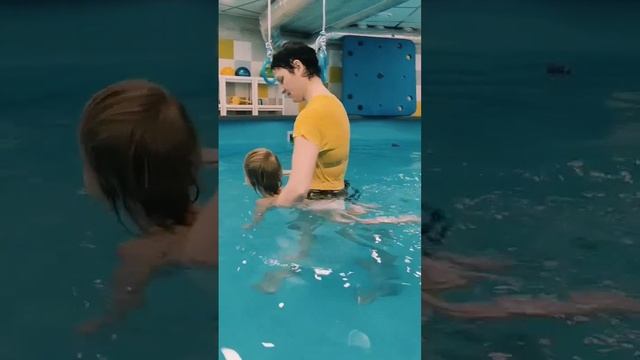 Третье занятие в бассейне. сегодня Миа не хотела нырять, всë запрещала тренеру)