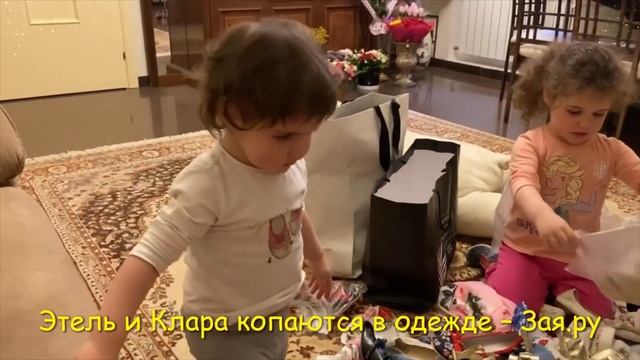 Дочки Эммануил Виторгана разбирают огромную кучу женской одежды.  Новые видео 2021