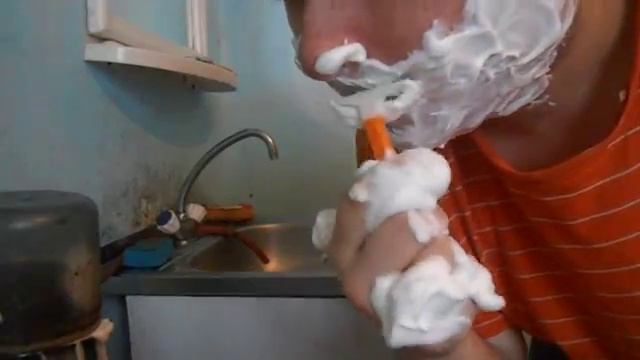 Бреюсь пенной для бритья