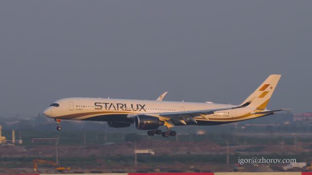 Эйрбас А350 авиакомпании Старлюкс приземляется в аэропорту Суварнабхуми, Бангкок.