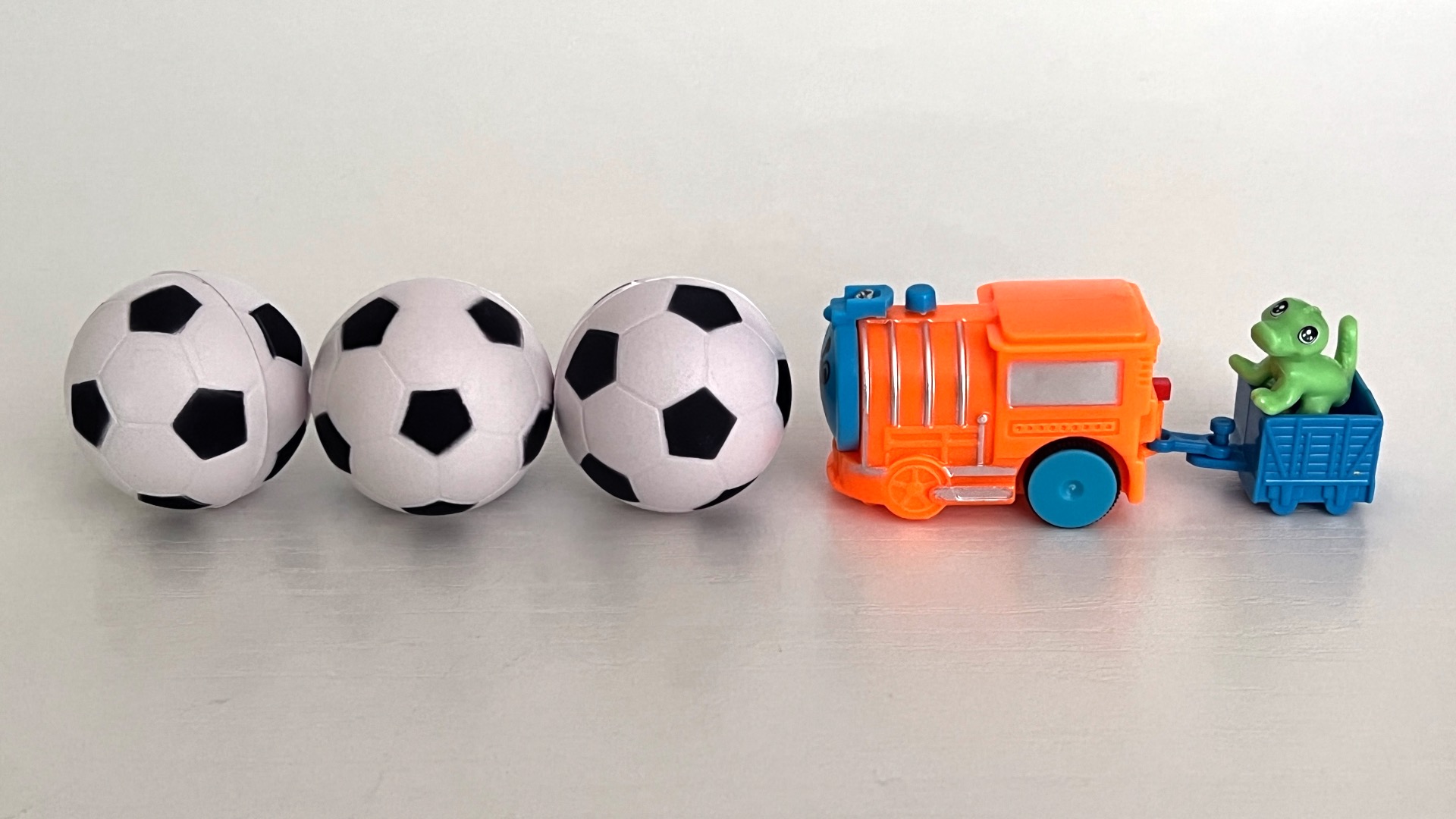 Гонка футбольных мячиков по игрушечной железной дороге  • АСМР для детей и взрослых