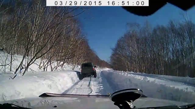 Suzuki Jimny дёргает Nissan Terrano RR50, оборвали ухо