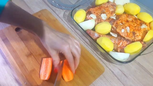 Баранина с овощами в духовке. Мясо очень сочное легко отделяется от костей.  Вкусный сытный ужин!
