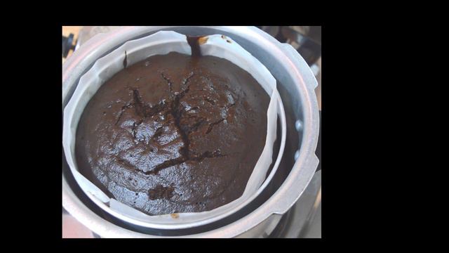 Eggless Chocolate Sponge Cooker cake|घर पे बनाए बाज़ार जैसी चॉकलेट केक बिना अंडे, बिना ओवन, कुकर में