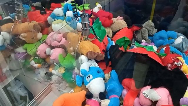 ВЫИГРАЛИ ДОЛГОЖДАННУЮ ИГРУШКУ в Аппарате хватайка!