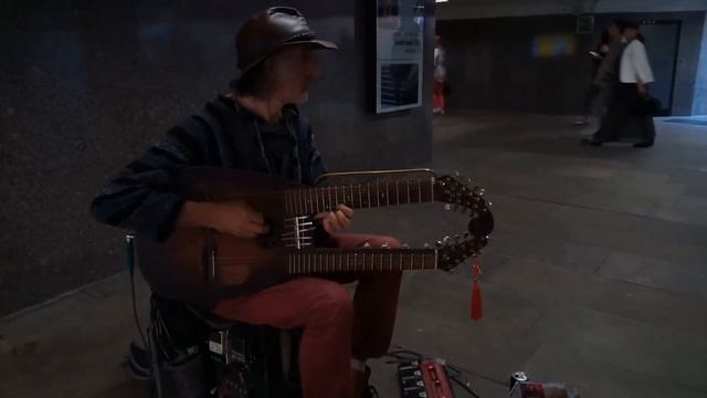 Необычный музыкальный инструмент на улицах Москвы