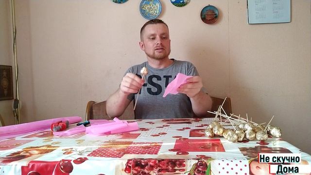 Подарок на 8 марта. Бумажные цветы с конфетами своими руками