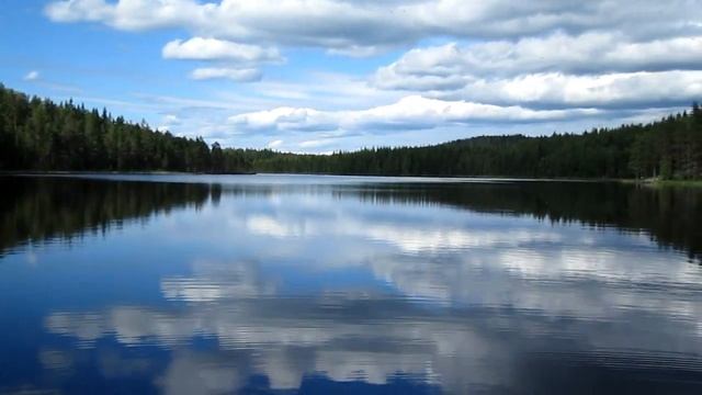Calm lake near cottage. Тихое озеро у коттеджа