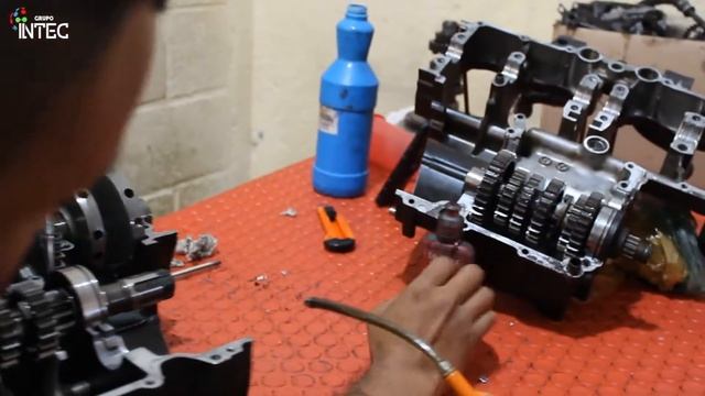 Mantenimiento de motor Suzuki Katana | Práctica de alumnos de mecánica de motos