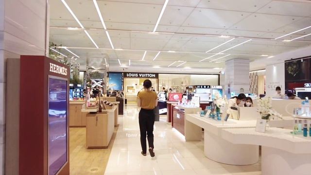 Walking at Starfield Coex Mall