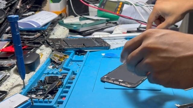 iPhone 13 pro max green screen issue  easy TechPoint