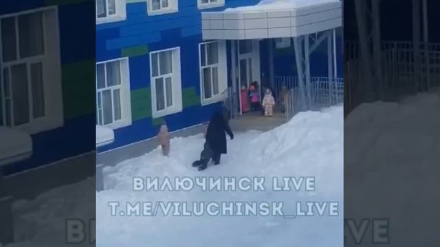На Камчатке воспитатель детсада схватила ребёнка за куртку и протащила по снегу