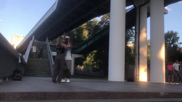 Негр и белая девушка танцуют в парке Горького в Москве
