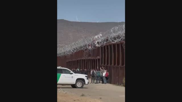 Группа нелегалов, перелезших из Мексики в США через пограничную стену в Сан-Диего