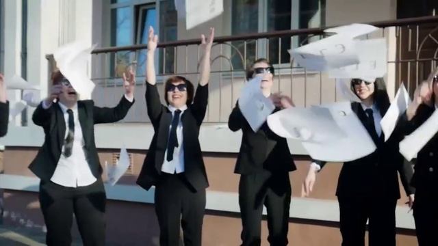 Последний звонок - 2021. В кадре - мамы выпускников.