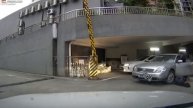 Задавила сама себя