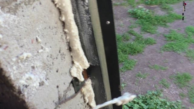 монтажная пена и трубочка из под сока!