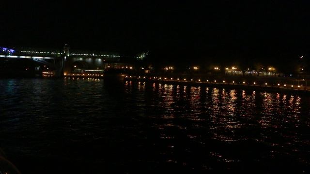 Ночной вид на Пушкинскую набережную в парке Горького с Москвы-реки.