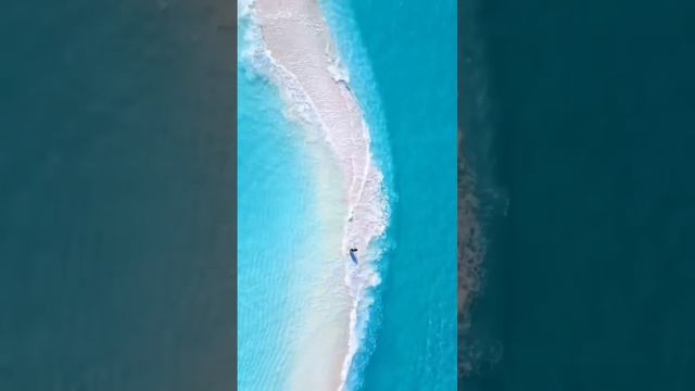 Восхитительный вид с высоты на островок на Мальдивах