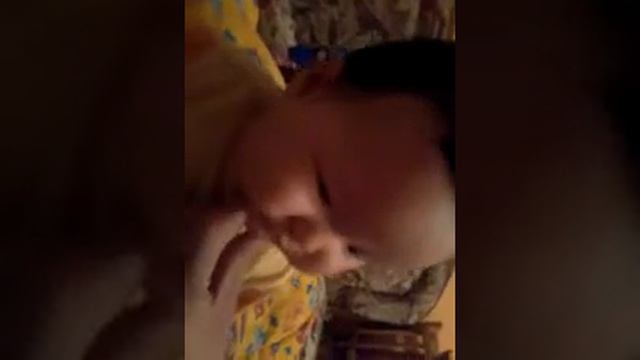 Алтуша пробует кислое пюре