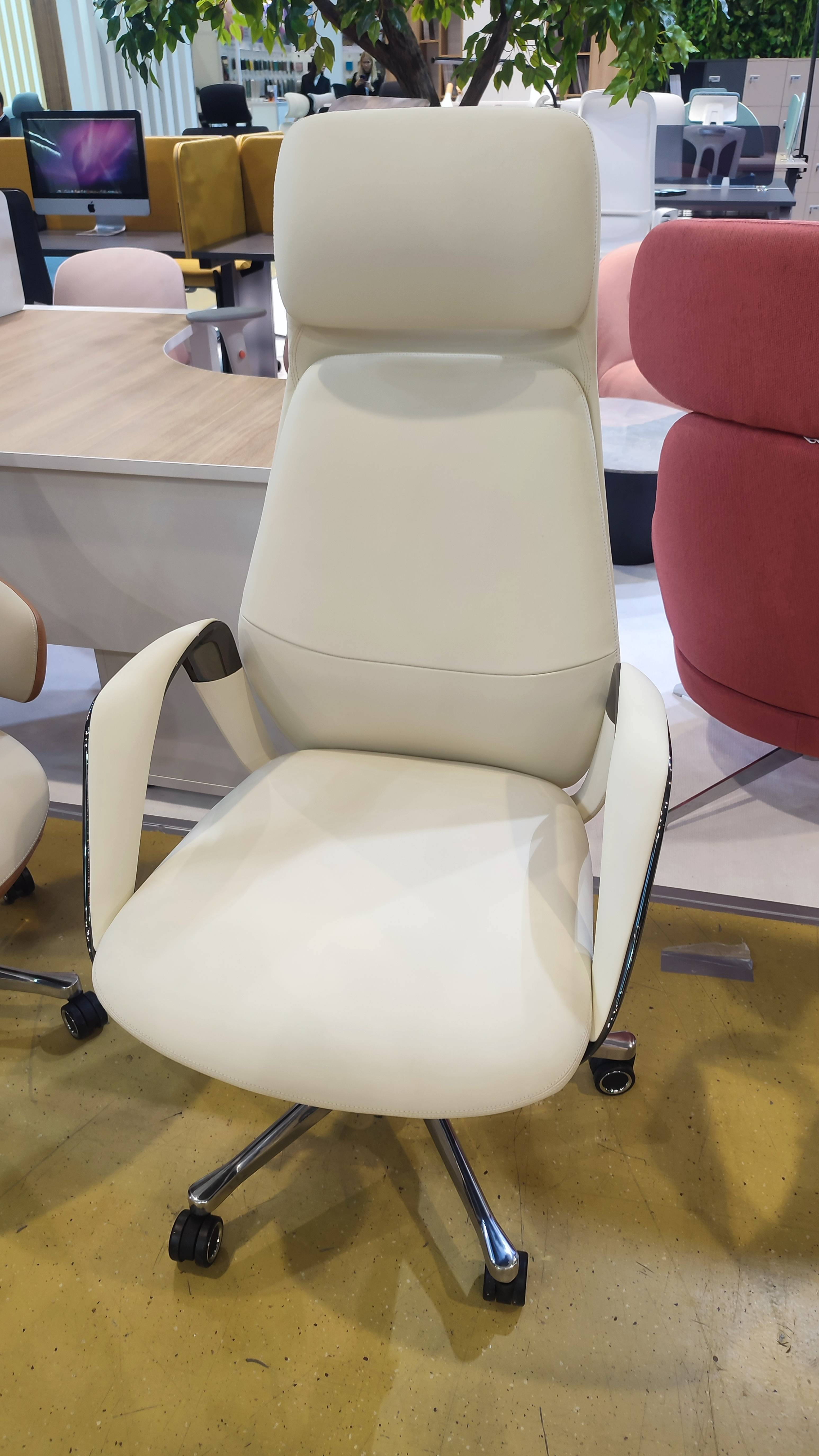 📌 Элегантное офисное кресло с высокой спинкой - новинка 2023