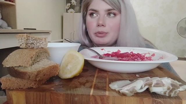 ПОГОВОРИМ О ЛИЧНОМ / МУКБАНГ БОРЩ С САЛОМ И МАЛОСОЛЬНЫМИ ОГУРЦАМИ / MUKBANG Borscht with lard