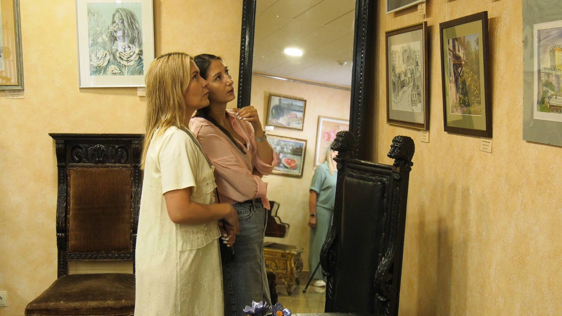 В музее открылась выставка картин ко Дню города