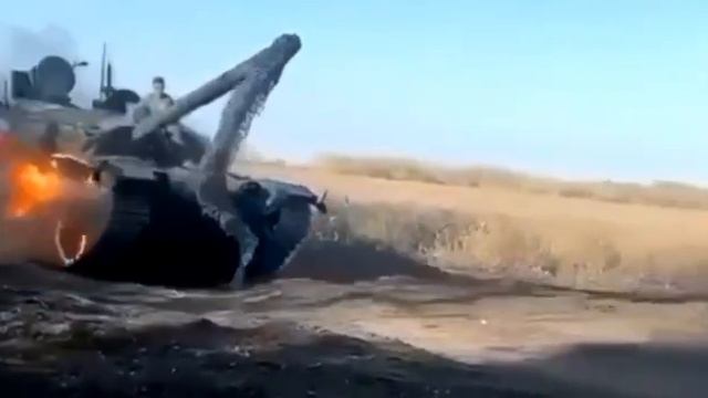 Т-90 бодро топит в тыл на ремонт после попадания FPV-дрона.