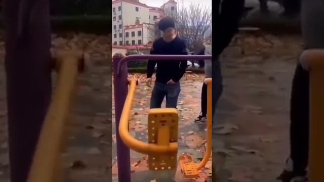 Пацан после этого ролика себе точно что-то отбил...?