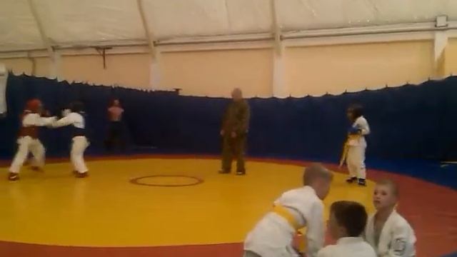 СПЕЦИАЛИСТЫ, ДАЙТЕ ОЦЕНКУ ВЫСТУПЛЕНИЯ СИНЕГО И КРАСНОГО УЧАСТНИКОВ (в комменты)