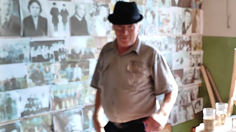 С дедушкой у него в музее.