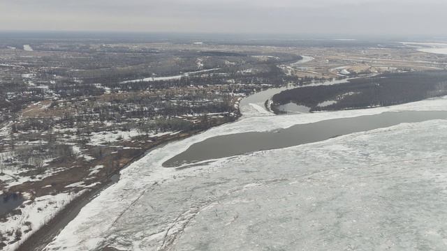 Река Обь готовится к ледоходу. 2 апреля 2024 года