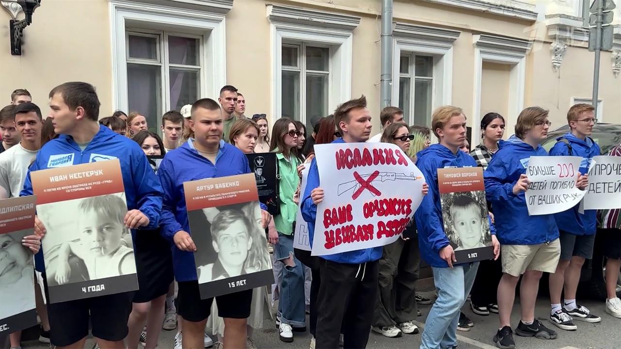 Активисты "Молодой Гвардии Единой России" провели акции у посольств стран, поддерживающих Киев